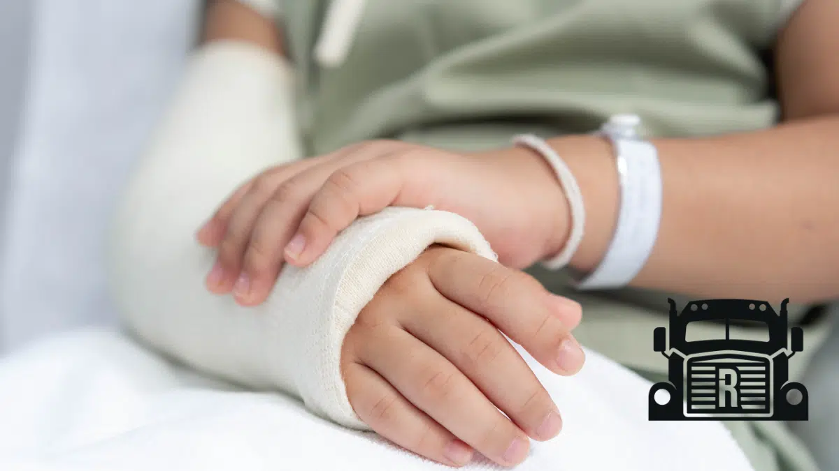 injured child with an arm cast